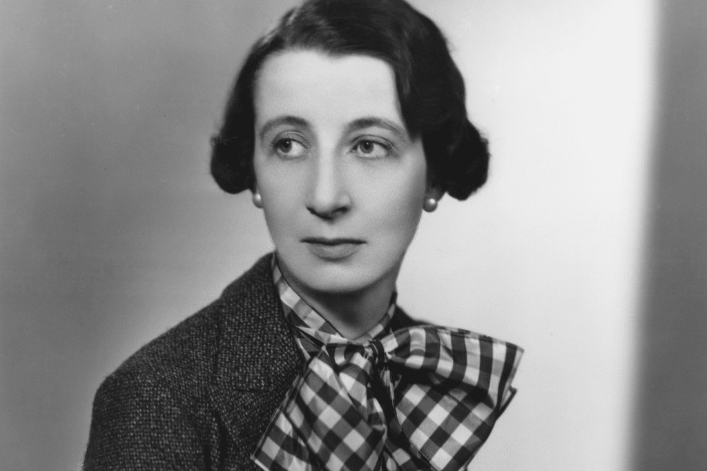 Photo of Josephine Tey, author of the Inspector Alan Grant books. See all the Alan Grant books in order below